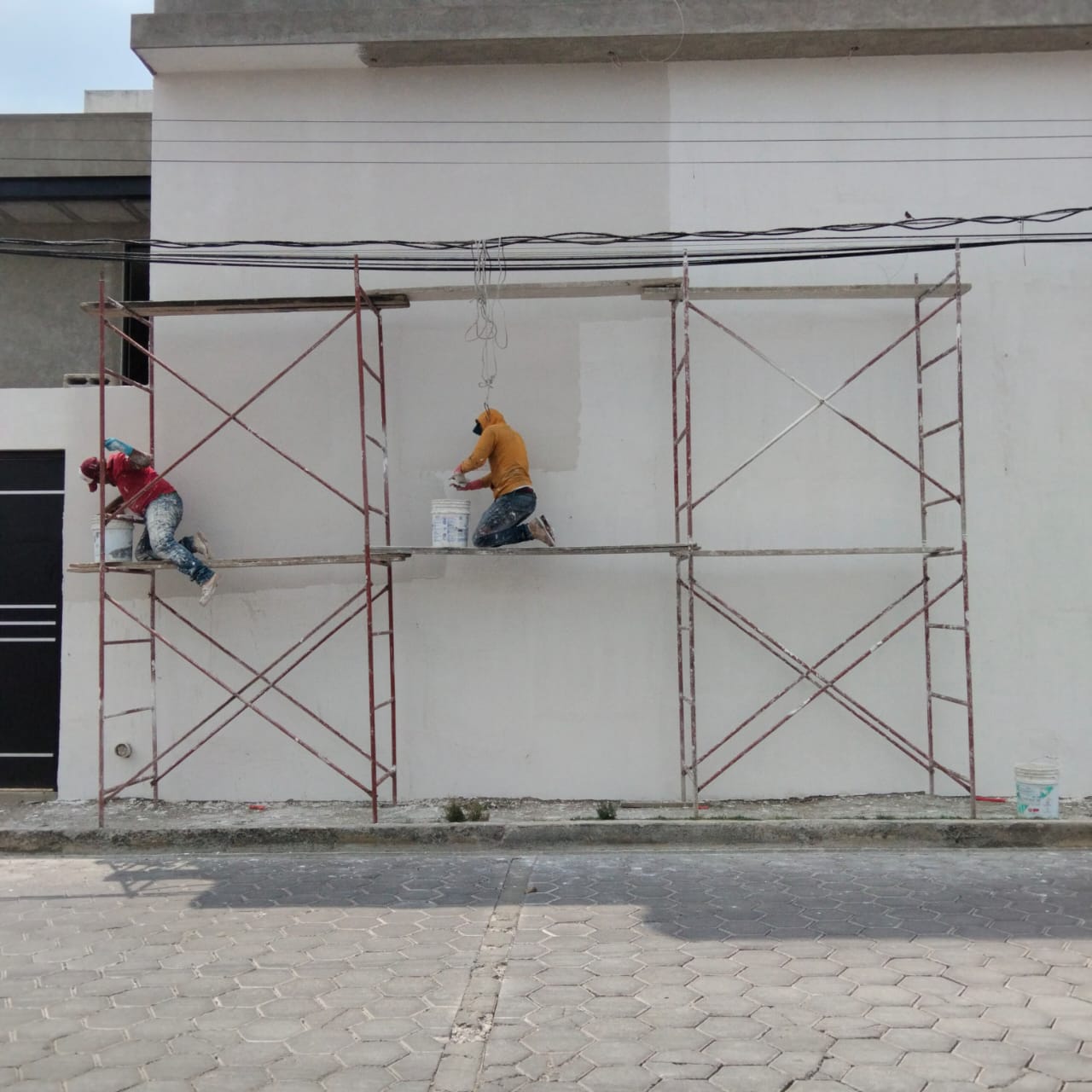 Pintor dando acabado en fachada